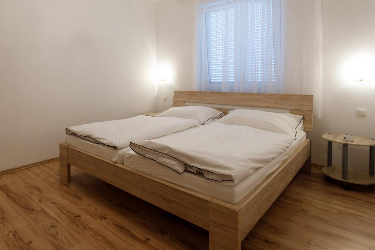 Apartments Lacic Krk Town Esterno foto